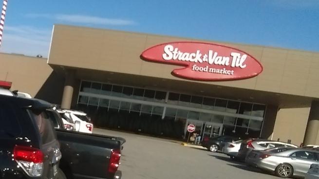 Strack & Van Til Pilots Curbside Pickup | Progressive Grocer